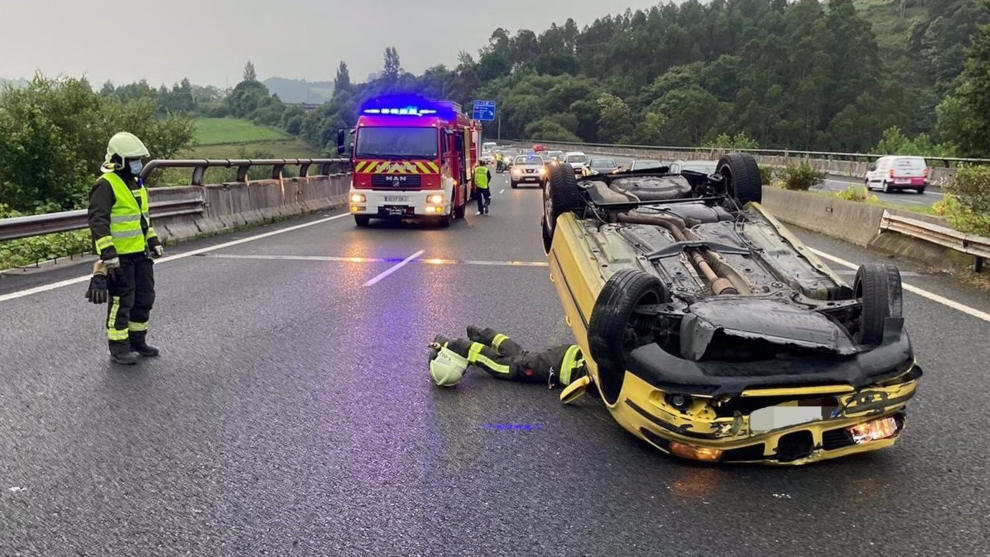 Vehículo volcado en la A-8