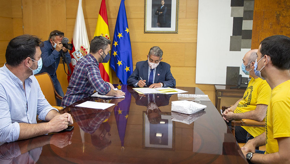 El presidente de Cantabria, Miguel Ángel Revilla, recibe a la Plataforma en Defensa del Tren Santander-Bilbao