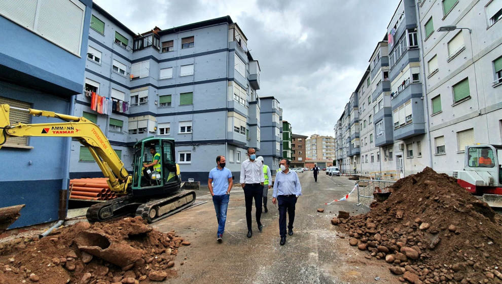 Javier López Estrada y José Manuel Cruz Viadero visitan las obras del entorno de Río Ebro, en el Barrio Covadonga