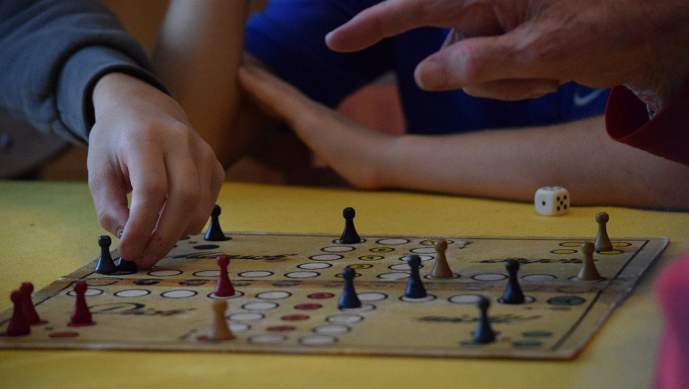 Los juegos de mesa son una opción perfecta para disfrutar de las vacaciones en familia