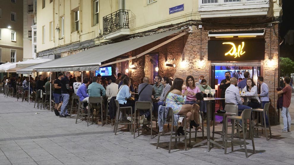 Ambiente en una calle de bares de Santander, antes de su cierre a medianoche