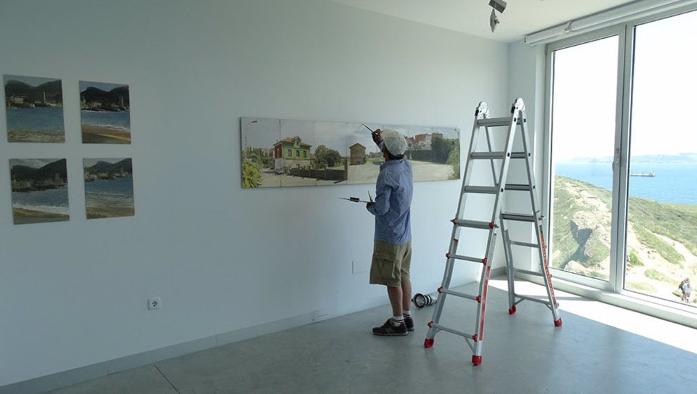 El pintor Félix de la Concha, durante el montaje de la exposición 'Maldito Realismo' en el Centro de Arte Faro Cabo Mayor