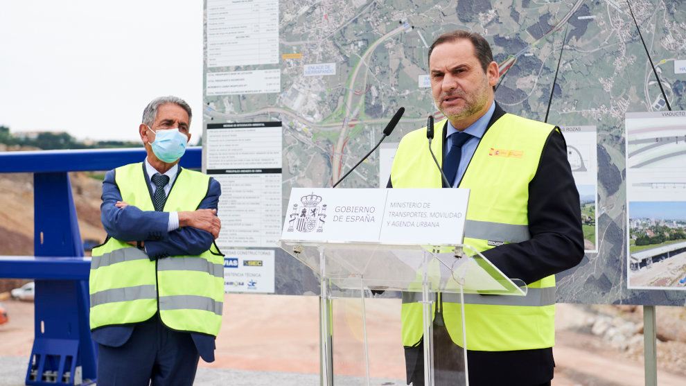 El presidente de Cantabria, Miguel Ángel Revilla (i) y el ministro de Transportes, Movilidad y Agenda Urbana, José Luis Ábalos (d)