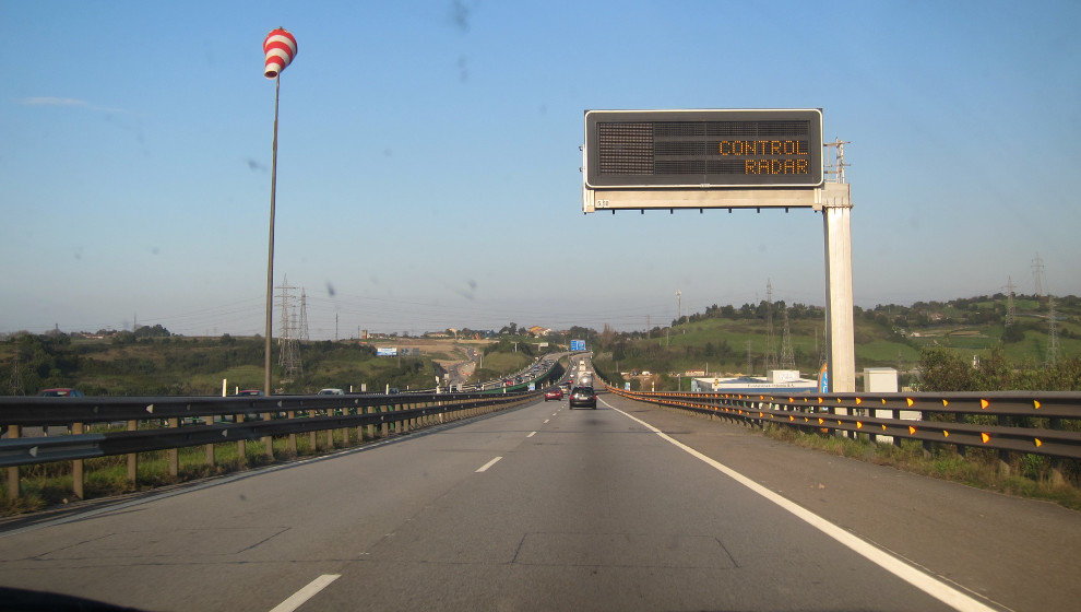 Señal de radar de velocidad en una carretera