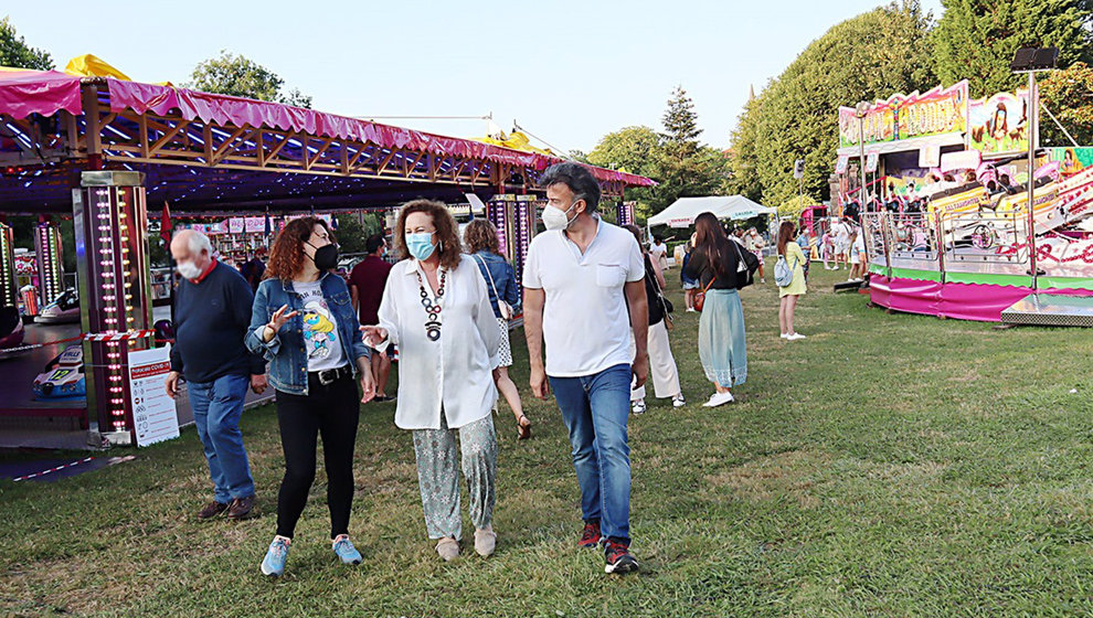 La alcaldesa de Comillas, Teresa Noceda (centro), recorre el recinto de las atracciones en las Fiestas del Cristo.