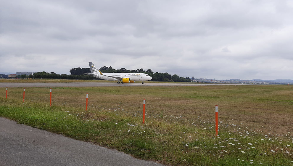 Avión en la pista del aeropuerto Seve Ballesteros preparándose para despegar