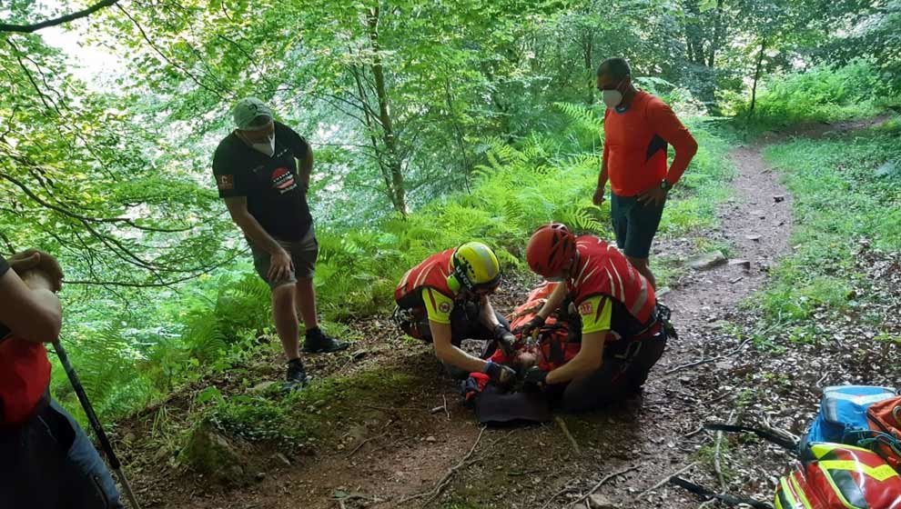 La mujer accidentada es atendida en el lugar