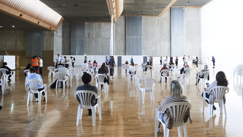 Varias personas, en un dispositivo de vacunación masiva frente al Covid-19 en el Palacio de Exposiciones y Congresos de Santander