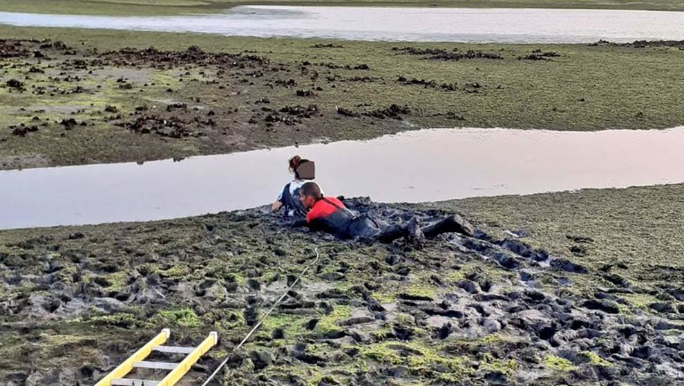 Rescate de una mujer atrapada en el fango