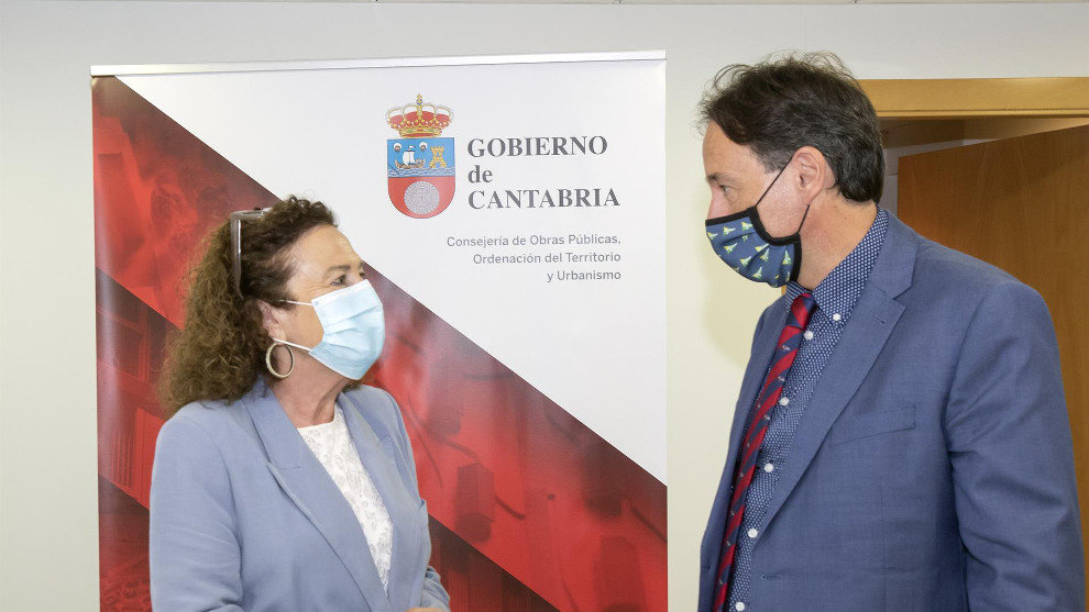 El Consejero de Obras Públicas, Ordenación del Territorio y Urbanismo, José Luis Gochicoa, recibe a la alcaldesa de Comillas, María Teresa Noceda