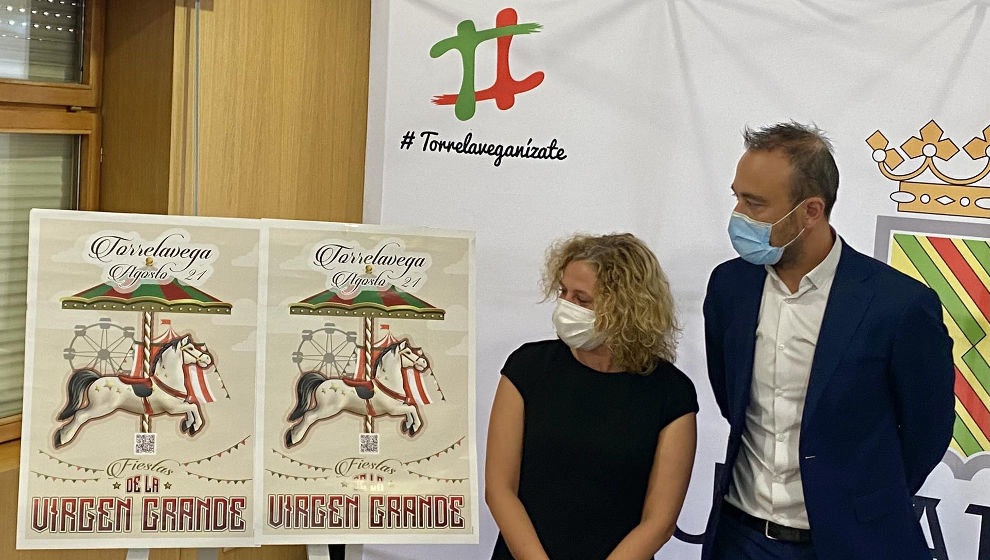 El alcalde de Torrelavega, Javier López Estrada, y la concejala de Festejos, Patricia Portilla, durante la presentación del programa de fiestas de la Virgen Grande