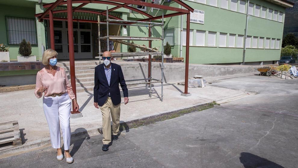 La consejera de Educación y Formación Profesional, Marina Lombó, visita las obras de mejora del CEIP Pero Niño