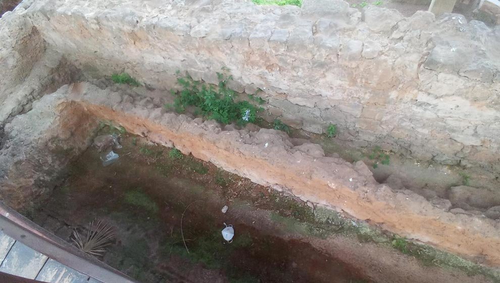 Basura en las ruinas romanas del cementerio del Alto Maliaño