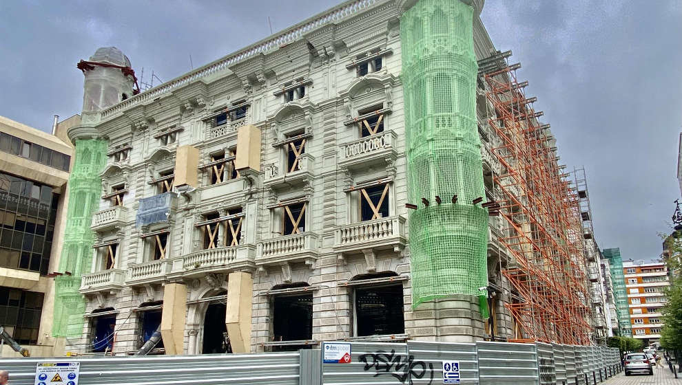 Obras de reforma del edificio bancario de Hernán Cortés