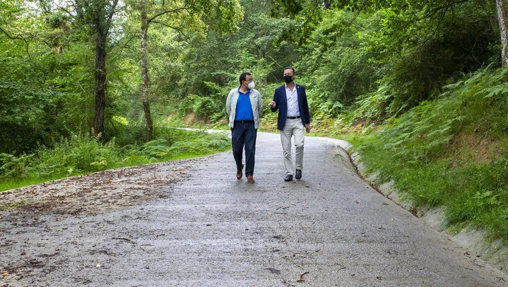 El Consejero de Desarrollo Rural, Ganadería, Pesca, Alimentación y Medio Ambiente, Guillermo Blanco, visita la mejora de una pista forestal y de la campa de Ucieda