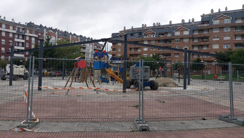 Inicio del montaje de la cubierta del parque infantil de la Plaza de la Hermandad de las Marismas de Cotolino en Castro Urdiales