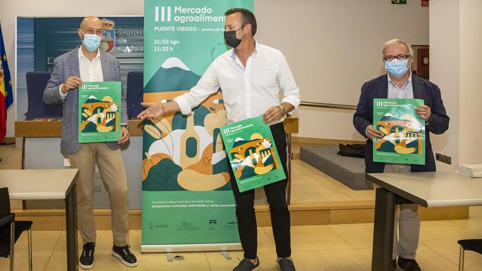 El Consejero de Desarrollo Rural, Guillermo Blanco, presenta la III Edición del mercado agroalimentario de Puente Viesgo junto al alcalde del municipio, Óscar Villegas, y el director de la Odeca, Fernando Mier