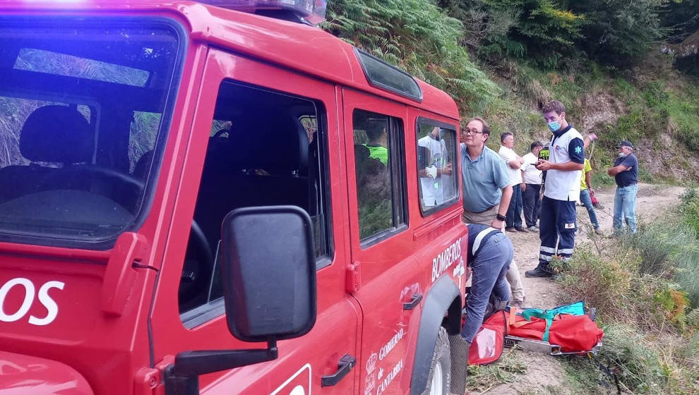 Los bomberos del Gobierno regional en el rescate de los heridos