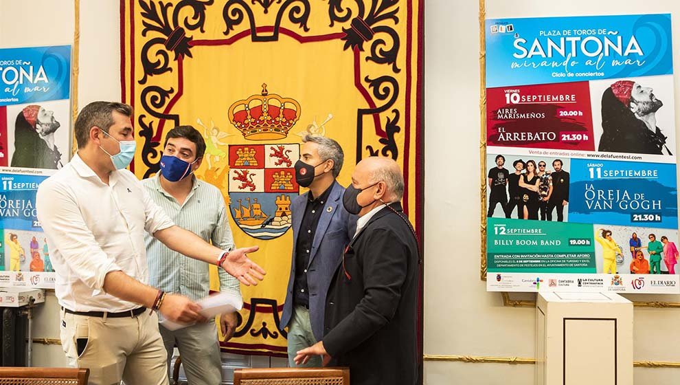 El vicepresidente y consejero de Universidades, Igualdad, Cultura y Deporte, Pablo Zuloaga, junto al alcalde de Santoña, Sergio Abascal, presenta la fiesta de las Virgen del Puerto