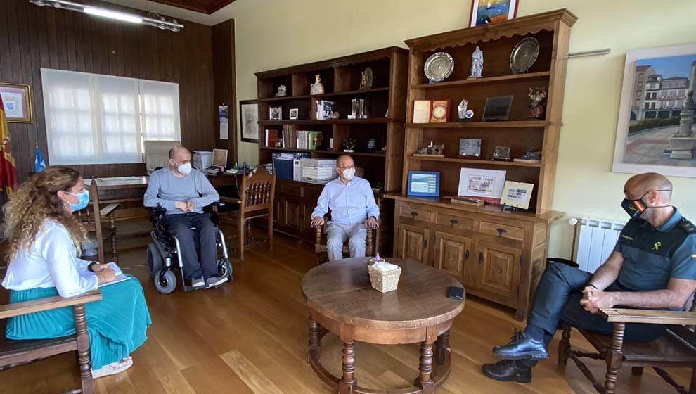 La delegada del Gobierno, Ainoa Quiñones; el teniente oronel de la Guardia Civil, Juan Martínez Ros; y el alcalde de San Vicete de la Barquera, Dionisio Luguera, en la reunión