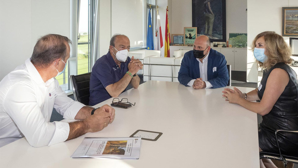 Reunión del consejero de Industria, Turismo, Innovación, Transporte y Comercio, Javier López Marcano, con el alcalde de Santillana del Mar, Ángel Rodriguez