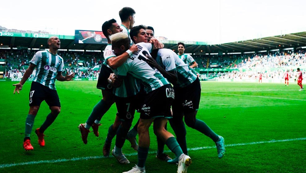 Jugadores del Racing de Santander celebrando el gol de Cedric