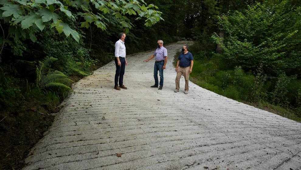 El consejero de Desarrollo Rural, Ganadería, Pesca, Alimentación y Medio Ambiente, Guillermo Blanco (izda), inspecciona las labores de acondicionamiento realizadas en el camino rural de Grajales