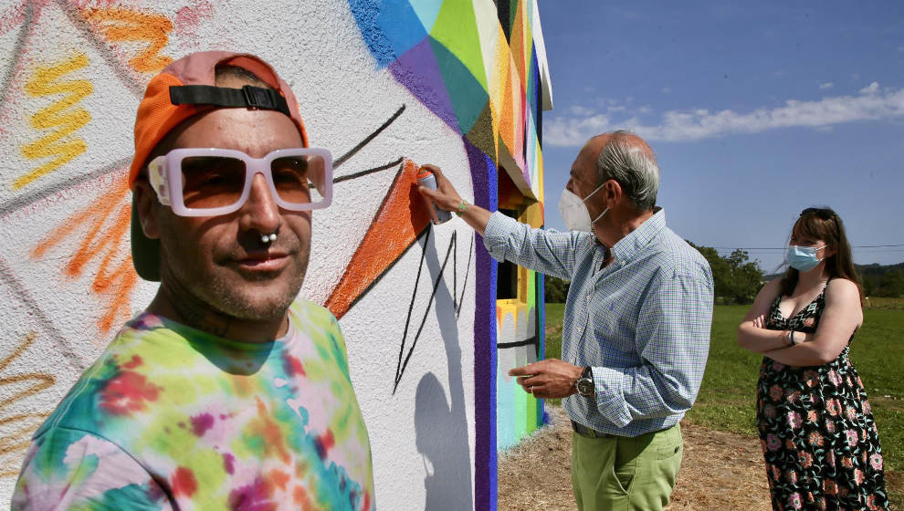 Okuda inicia los trabajos de pintura de seis silos ganaderos