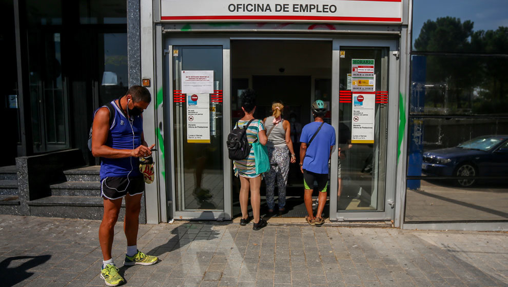 Varias personas esperan a entrar a una oficina del SEPE