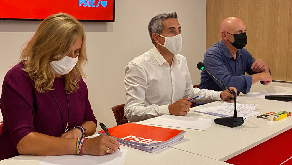 Pablo Zuloaga (centro) en la reunión de la Ejecutiva del PSOE de Cantabria