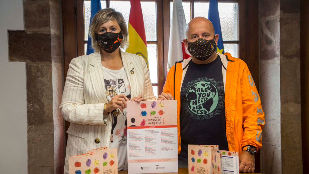 La alcaldesa, Esther Bolado, y el concejal de Cultura, José Salmón, en la presentación de los cursos de La Vidriera