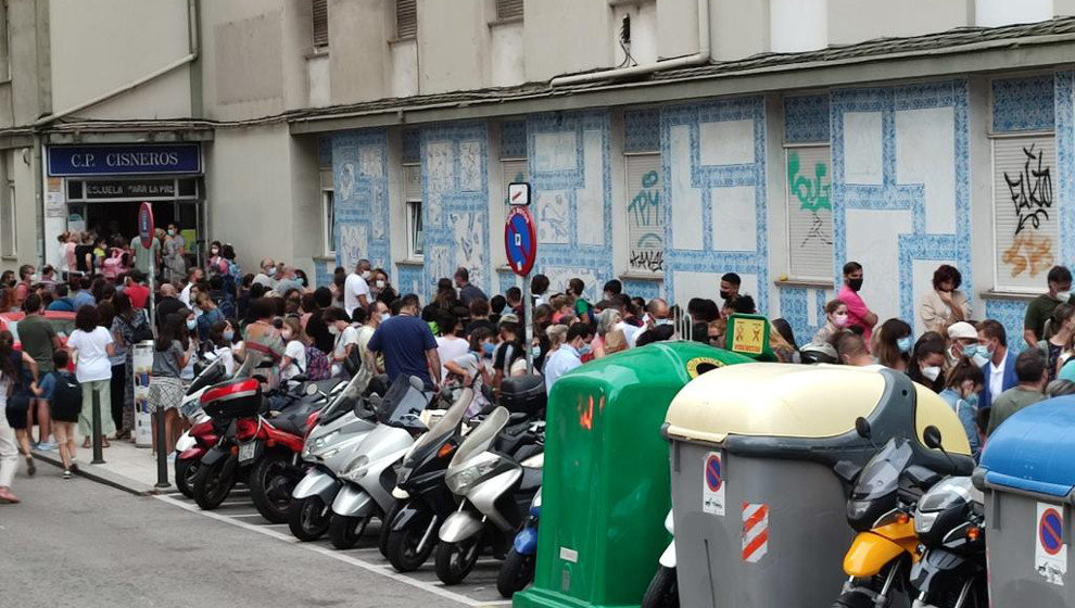 Imágenes de la puerta del centro escolar | Foto: OB