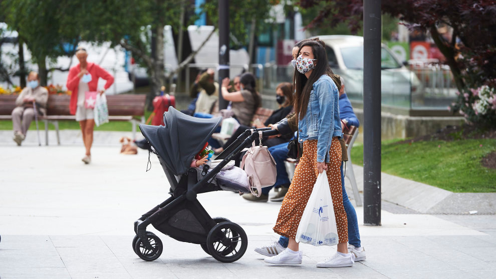 Transeúntes pasean por calles de Santander