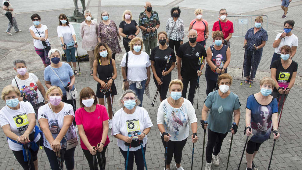 Participantes en la marcha nórdica