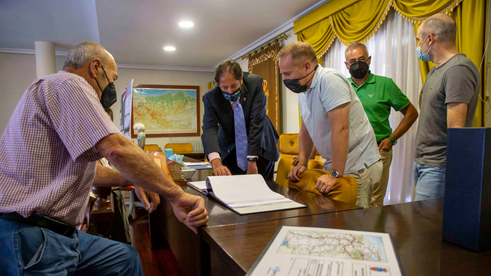 El consejero de Obras Públicas, Ordenación del Territorio y Urbanismo, José Luis Gochicoa, realiza una visita al Ayuntamiento de Arenas de Iguña para presentar el proyecto travesías de Arenas de Iguña.