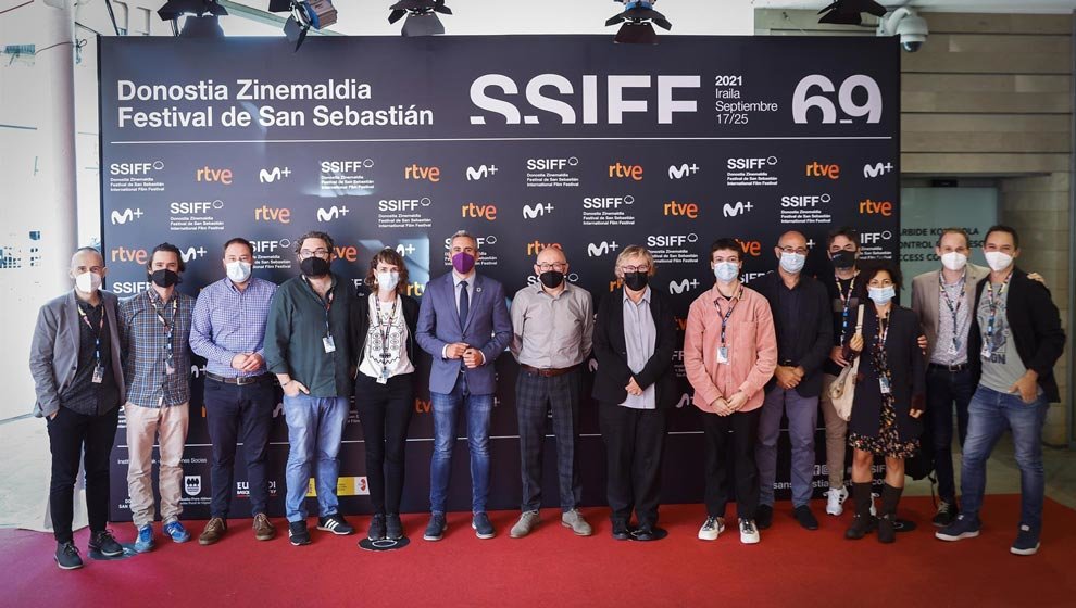 El vicepresidente de Cantabria, Pablo Zuloaga (6i), y el director del Festival de Cine de San Sebastián José Luis Rebordinos (c), con creadores cántabros en el marco del certamen