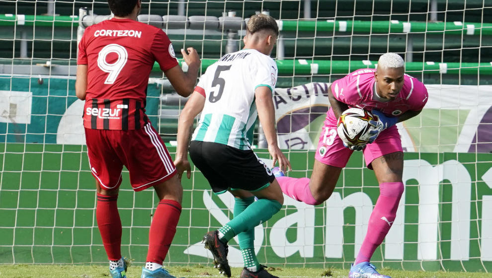 Acción de Moha Ramos en el encuentro Rayo Cantabria- Arenas de Getxo