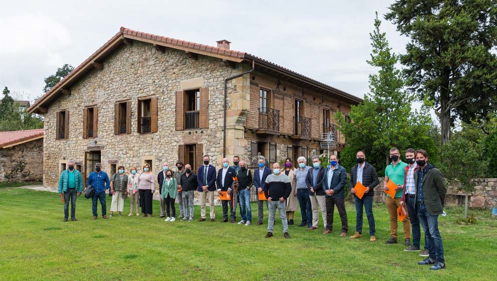 El consejero de Desarrollo Rural, Ganadería, Pesca, Alimentación y Medio Ambiente, Guillermo Blanco, asiste a la firma de contratos LEADER con el Grupo de Acción Local Campoo-Los Valles