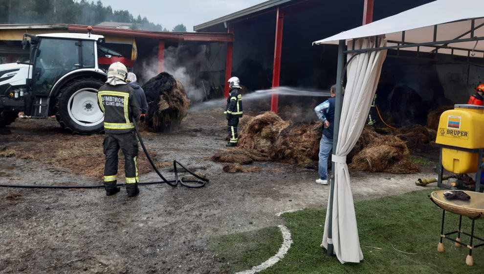 Bomberos de Cantabria y Santander sofocan rollos de hierba en Riosapero