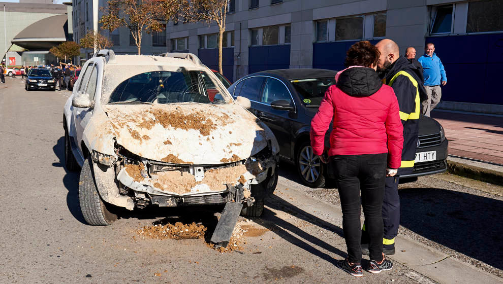 Uno de los coches que había en el parking subterráneo de una comunidad de vecinos en el momento del hundimiento la pasada madrugada en la calle Tomás y Valiente del barrio santanderino de Nueva Montaña