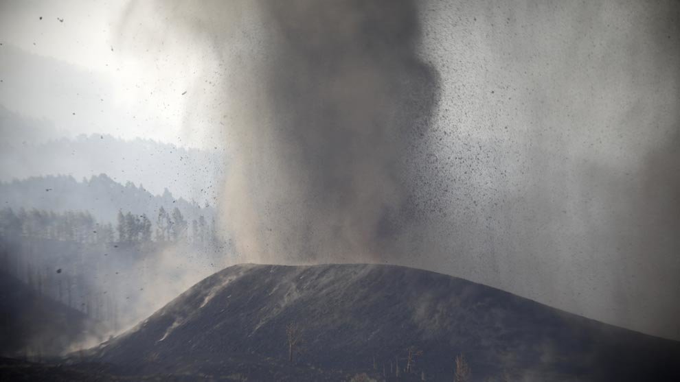 La nube de ceniza y dióxido de azufre que expulsa el volcán de La Palma