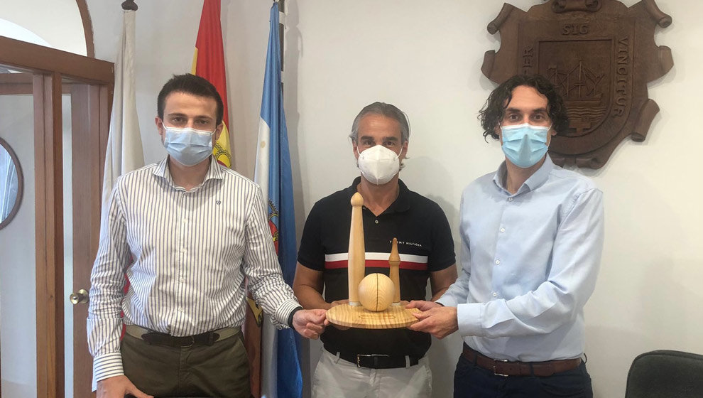 Victor Cagigas, campeón de España de bolos, es recibido en el Ayuntamiento