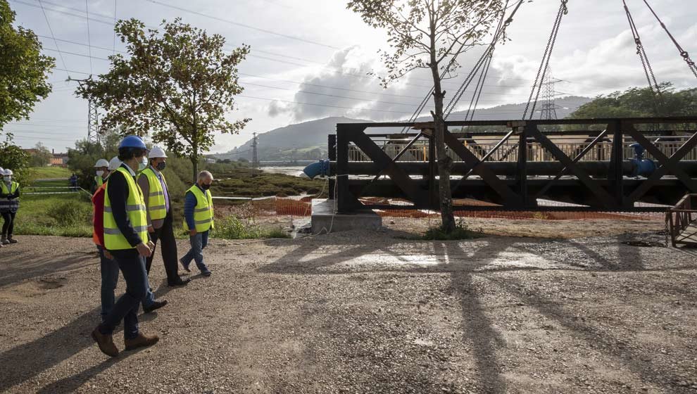 Ría de Solía (en la parte de Astillero) El consejero de Obras Públicas, Ordenación del Territorio y Urbanismo, José Luis Gochicoa, asiste a la colocación de la pasarela