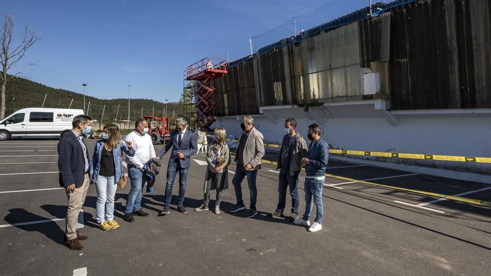 El vicepresidente y consejero de Universidades, Igualdad, Cultura y Deporte, Pablo Zuloaga, visita las obras de mejora y rehabilitación de la bolera municipal