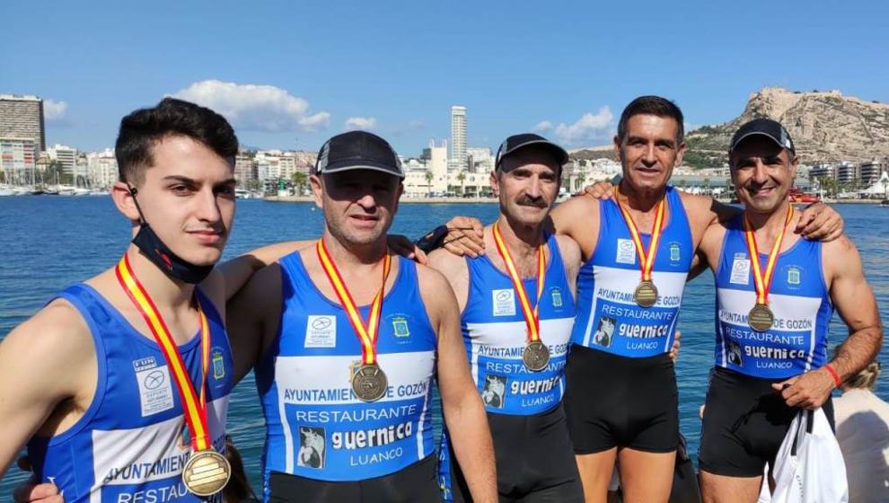 El remero Agustín Garay (centro), con el Club Náutico de Luanco