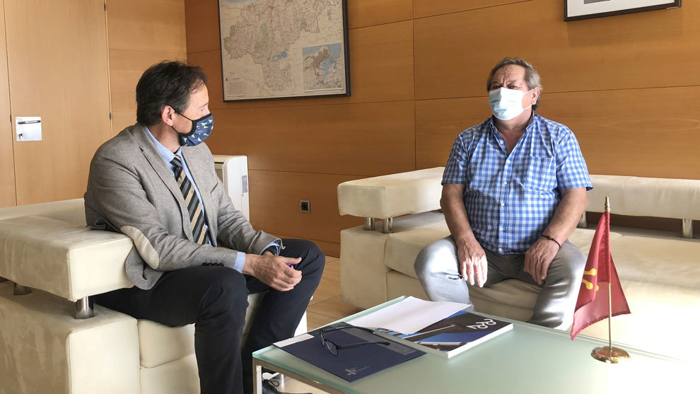 Reunión del consejero de Obras Públicas, José Luis Gochicoa, con el alcalde de Tudanca, Manuel Grande