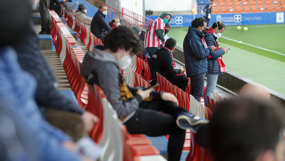 Aficionados en las gradas del estadio Ángel Carro antes del inicio de un partido de Segunda División entre el Club Deportivo Lugo y el Mirandés