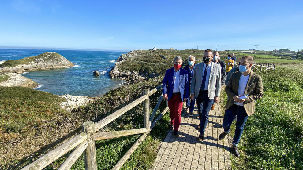 El consejero de Desarrollo Rural, Guillermo Blanco, visita junto al alcalde de Santa Cruz de Bezana, Alberto García, las actuaciones en materia de conservación y uso público realizadas en la franja costera del municipio