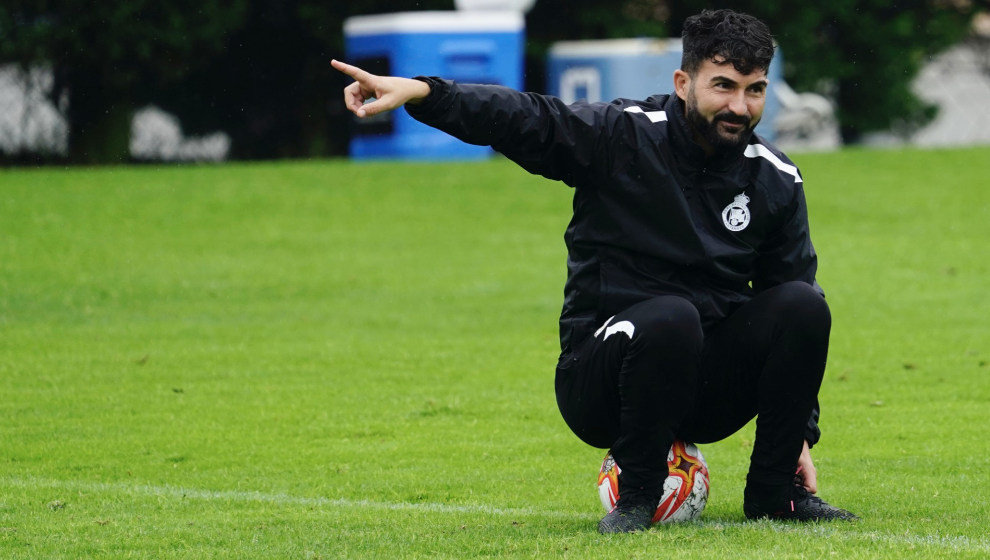 El entrenador del Racing, Guillermo Fernández Romo, durante un entrenamiento