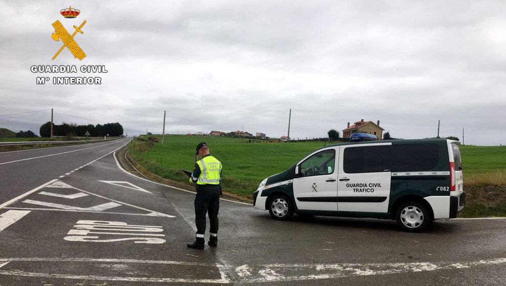 La Guardia Civil investiga el lugar del accidente